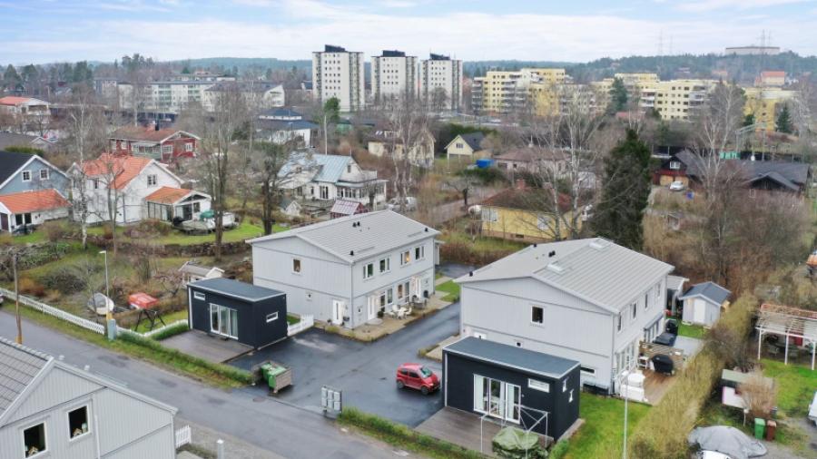 Vy över husen på Solbackavägen. Foto: SkandiaMäklarna.
